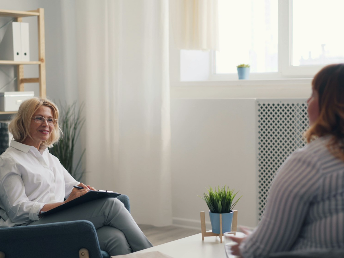 Psychiatrist vs Therapist Online: Which Fits?